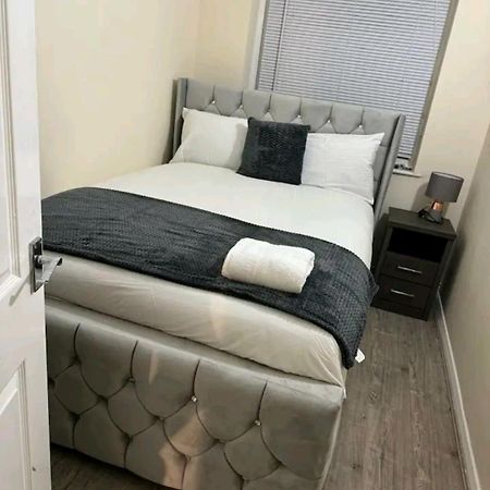 Lovely 2-Bed Apartment In Knowle Солихалл Экстерьер фото
