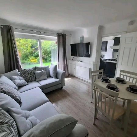 Lovely 2-Bed Apartment In Knowle Солихалл Экстерьер фото