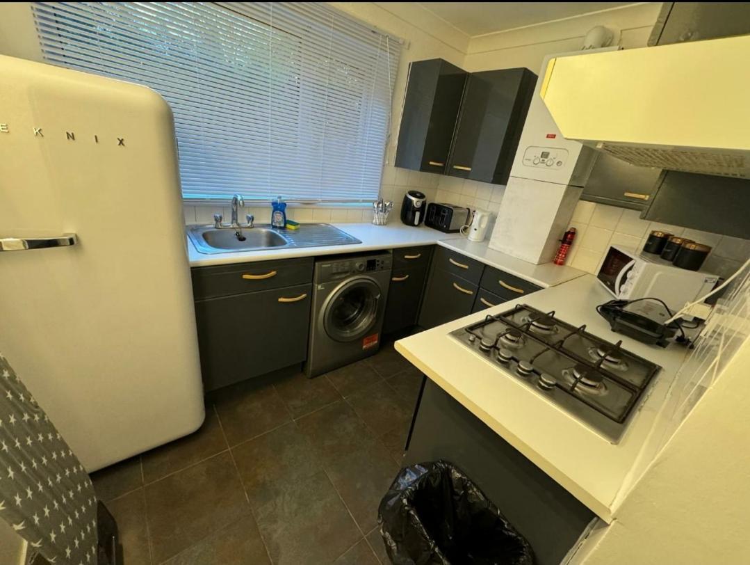 Lovely 2-Bed Apartment In Knowle Солихалл Экстерьер фото