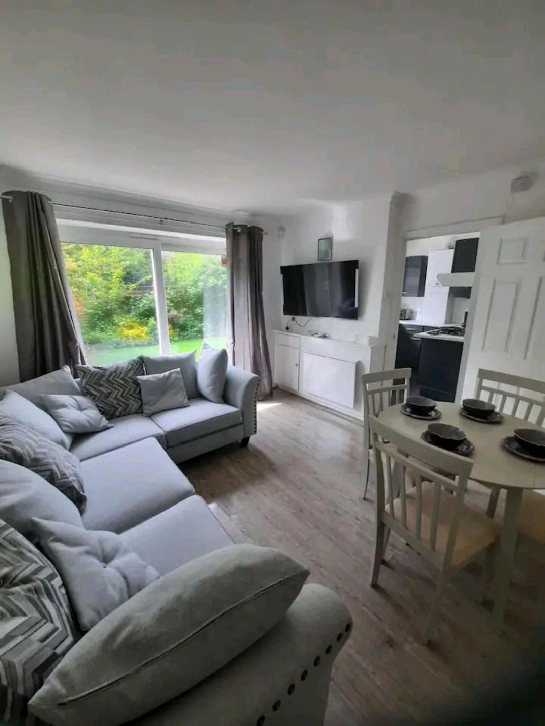 Lovely 2-Bed Apartment In Knowle Солихалл Экстерьер фото